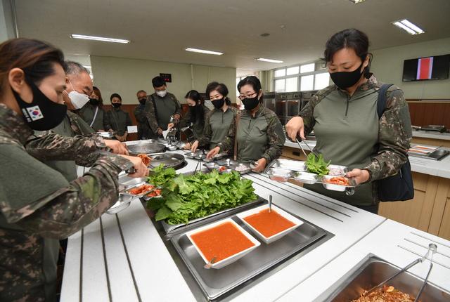 [서울=뉴시스] 제8기 대한민국 급식·피복 모니터링단 단원들은 지난 1일 전북 익산시 육군 부사관학교를 방문해 군 급식 실태를 현장에서 확인했다. 2021.07.04. (사진=국방일보 제공) *재판매 및 DB 금지