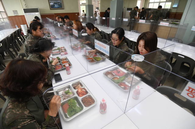 [서울=뉴시스] 제8기 대한민국 급식·피복 모니터링단 단원들은 지난 1일 전북 익산시 육군 부사관학교를 방문해 군 급식 실태를 현장에서 확인했다. 2021.07.04. (사진=국방일보 제공) *재판매 및 DB 금지