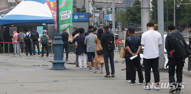 [서울=뉴시스]조수정 기자 = 코로나19 신규확진자 수가 6개월 만에 다시 800명대를 넘어선 2일 오전 서울역 중구 코로나19 임시선별검사소에서 시민들이 검사를 받기 위해 줄서 기다리고 있다. 2021.07.02. chocrystal@newsis.com