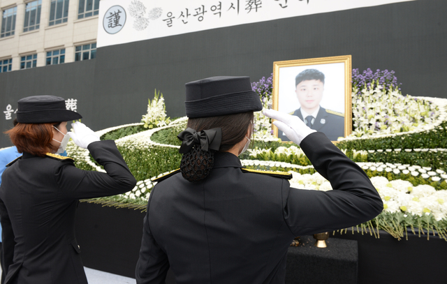 [울산=뉴시스] 배병수 기자 = 울산 중구 상가건물 화재현장에서 진화 작업 중 순직한 고(故) 노명래 소방교 영결식이 2일 오전 울산시청 햇빛광장에서 울산광역시장(葬)으로 엄수된 가운데 동료 소방관들이 마지막 인사를 하고 있다. 울산시는 고인에게 소방사에서 소방교로 1계급 특진과 옥조근정훈장을 추서했다. 2021.07.02. bbs@newsis.com