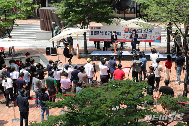 [성남=뉴시스]국회사진기자단 = 이준석 국민의힘 대표가 2일 경기도 성남 판교유스페이스 광장에서 열린 '분당판교 청년 토론배틀'에서 참가자의 질문에 답하고 있다. 2021.07.02. photo@newsis.com