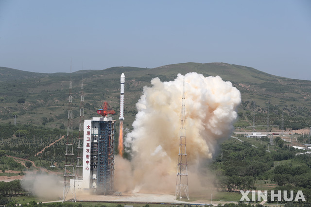 [타이위안=신화/뉴시스] 중국 우주당국은 3일 산시성 타이위안 위성발사센터에서 인공위성 5기를 탑재한 창정 2호D 운반로켓을 성공리에 발사했다. 2021.07.04