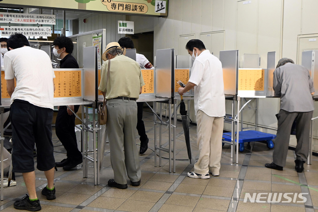 [도쿄=AP/뉴시스]2021년 7월 일본 도쿄에서 유권자들이 도쿄도 의회 투표를 하는 모습. 2023.03.23.