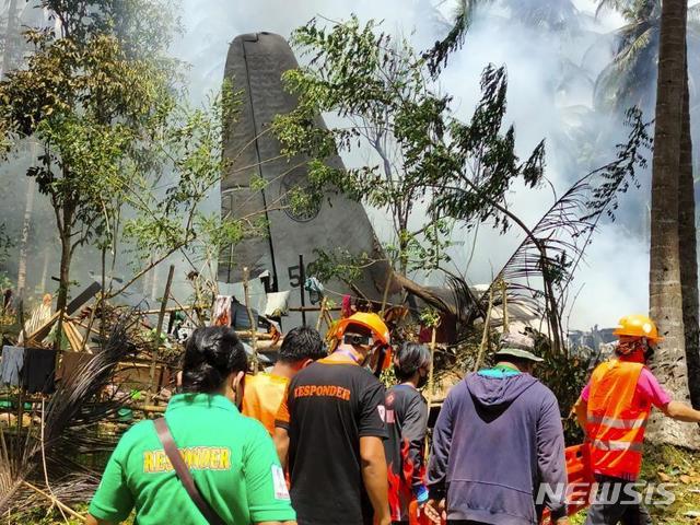 [술루(필리핀)=AP/뉴시스] 4일(현지시간) 필리핀 남부 술루주에서 필리핀군 수송기 C-130기가 추락한 모습. 2021.07.05.