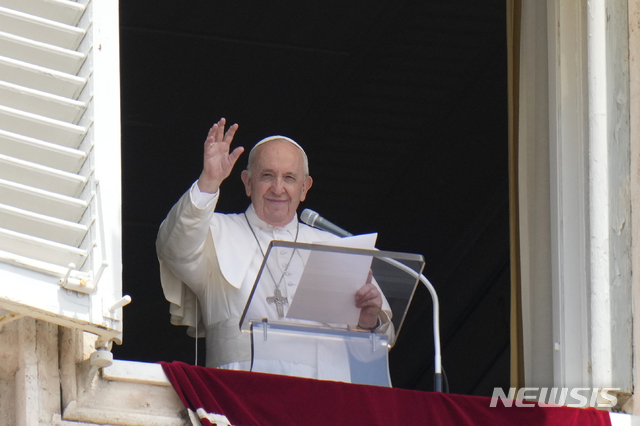 [바티칸=AP/뉴시스] 프란치스코 교황이 4일 바티칸 성 베드로 광장에 모인 군중을 향해 손을 흔들고 있다. 2021.07.04.