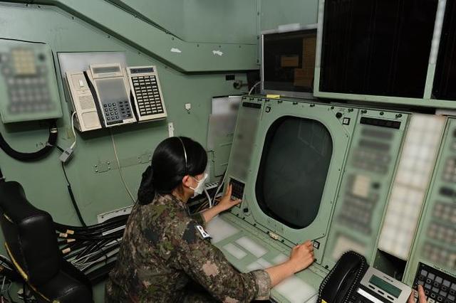 [서울=뉴시스] 공군1방공유도탄여단 예하 2970부대 방공작전통제소 통제장비운용담당 강미옥 하사가 호크 미사일 자동화 사격통제장비를 운용하고 있다. 2021.07.05. (사진=이신실 중사 제공) *재판매 및 DB 금지