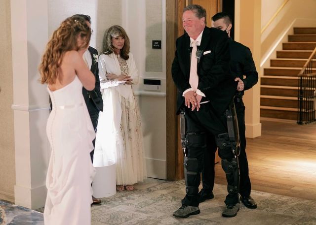 샘 슈미트(56)가 딸 보허(23)의 결혼식에 참석해 두 다리로 걷고 있다. 사진출처: indystar 홈페이지. *재판매 및 DB 금지