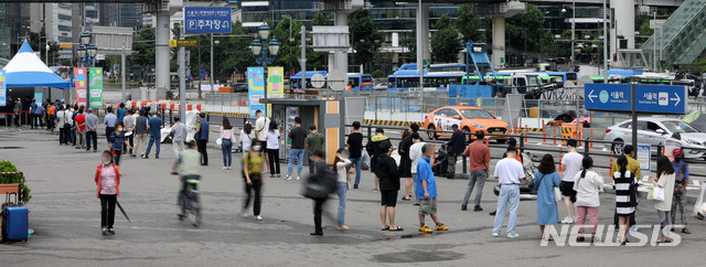 [서울=뉴시스]고범준 기자 = 지난 5일 오전 서울 중구 서울역광장에 마련된 코로나19 중구임시선별검사소에서 시민들이 검사를 받기 위해 줄 서 있다. 2021.07.05. bjko@newsis.com