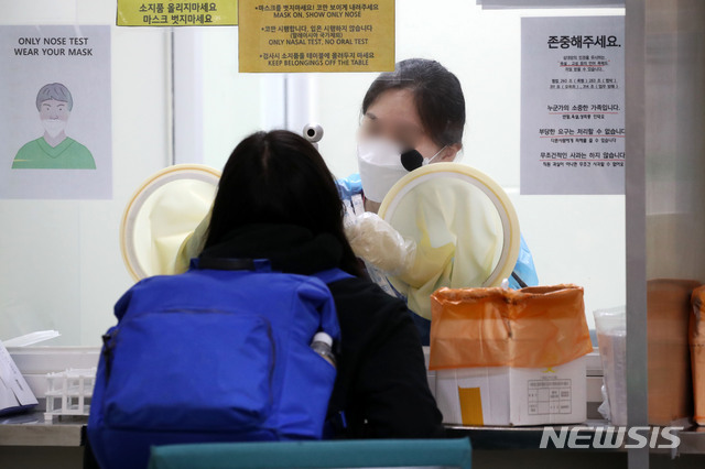 [인천공항=뉴시스]김선웅 기자 = 711명의 신규 코로나19 확진자(국내발생 644명, 해외유입 67명)가 발생한 5일 오전 인천국제공항 제2터미널에 설치된 코로나19 검사센터에서 코로나 검사가 진행되고 있다. 2021.07.05. mangusta@newsis.com