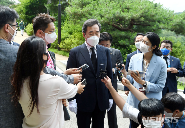 [서울=뉴시스]국회사진기자단 = 대선 출마를 공식 선언한 이낙연 더불어민주당 전 대표가 5일 오전 서울 동작구 국립서울현충원에서 학도의용군 무명용사탑, 김대중 대통령 묘역, 김영삼 대통령 묘역을 차례로 참배후 취재진 질문에 답하고 있다. 2021.07.05. photo@newsis.com