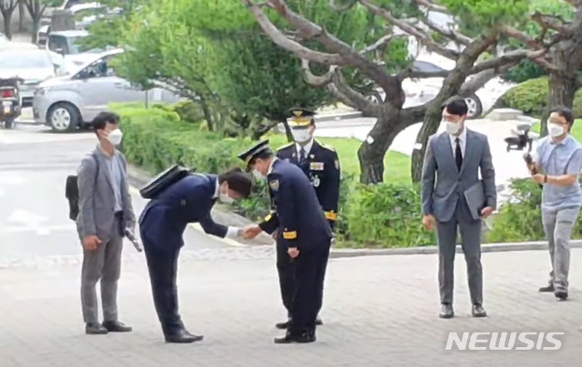 [서울=뉴시스]지난6월 26일 열린 백범 김구 선생 72주기 기념식에서 이준석 국민의힘 대표와 김창룡 경찰청장이 인사하고 있다. (사진=유튜브 신국제연합·신국제연맹 캡쳐 ). 2021.07.05. photo@newsis.com