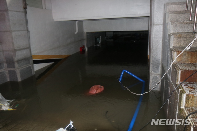 [익산=뉴시스]윤난슬 기자 = 5일 오후부터 전북 전역에 많은 비가 내린 가운데 104㎜ 폭우가 쏟아진 익산시 창인동의 한 상가 건물의 지하주차장이 침수됐다.2021.07.05.(사진=전북소방 제공) 