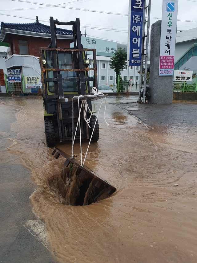 [창원=뉴시스] 강경국 기자 = 경남 함안군 칠서면에서 6일 오전 침수 피해가 발생해 소방관들이 배수 활동을 하고 있다. (사진=경남소방본부 제공). 2021.07.06. photo@newsis.com *재판매 및 DB 금지