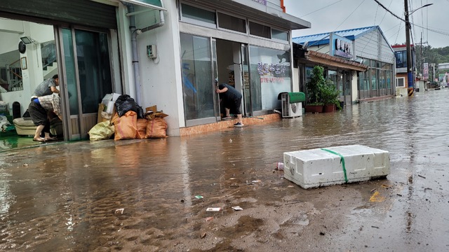 [진도=뉴시스] 박상수 기자 = 6일 오전 폭우가 내린 전남 진도군 진도읍 일대 상가주택과 도로가 침수돼 있다. (사진=독자 제공) 2021.07.06. photo@newsis.com *재판매 및 DB 금지