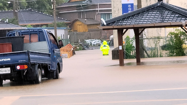 [진도=뉴시스] 박상수 기자 = 6일 오전 폭우가 내린 전남 진도군 진도읍 일대가 침수돼 주민들이 통행에 불편을 겪고 있다. (사진=독자 제공) 2021.07.06. photo@newsis.com  
