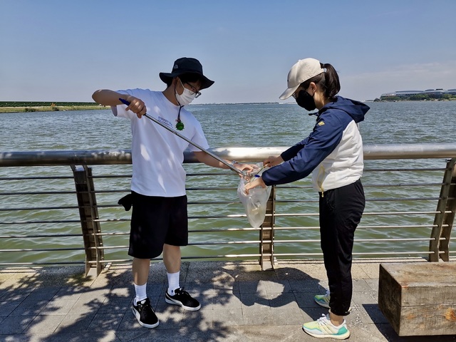 [서울=뉴시스] 지난 6월말 SK종합화학 중국투자관리실 구성원들이 사업장 인근 바다에서 진행된 ‘산해진미’ 플로깅 활동에 참여했다. (사진=SK이노베이션 제공) *재판매 및 DB 금지