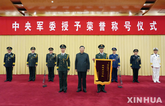 [베이징=신화/뉴시스] 5일 중국 베이징에서 중앙군사위원회 주석을 겸하는 시진핑 주석은 신장위구르자치구 모 무장경찰 특전 부대에 '대(對)테러 선봉 중대'라는 영예 칭호를 수여하고 있다. 2021.07.06