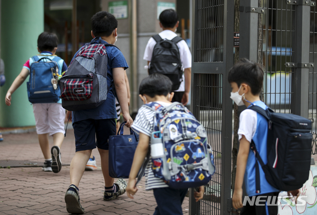 [서울=뉴시스]정병혁 기자 = 지난달 6일 서울 시내의 한 초등학교에서 학생들이 등교하고 있다. 2021.07.06. jhope@newsis.com