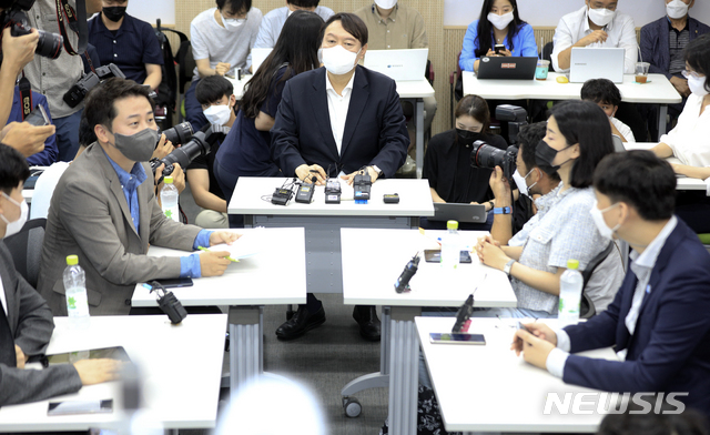 [대전=뉴시스]최진석 기자 = 윤석열 전 검찰총장이 6일 대전 유성구 한국과학기술원(KAIST)에서 열린 '탈원전 반대 2030 의견청취' 간담회에 참석해 원자핵공학과 석·박사 과정 학생들과 의견을 나누고 있다. 2021.07.06. myjs@newsis.com