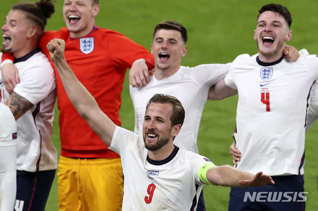 [런던=AP/뉴시스] 기뻐하는 잉글랜드 선수들. 2021.07.08