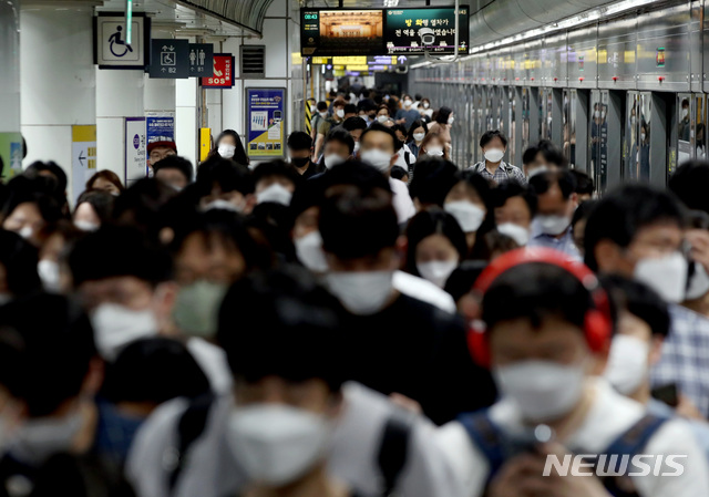 [서울=뉴시스] 김병문 기자 = 신규 코로나19 확진자가 1275명을 기록하며 역대 최다를 기록한 8일 오전 서울 종로구 광화문역에서 시민들이 출근을 하고 있다. 정부는 지난 7일 코로나19 중대본 회의에서 "수도권 소재 직장은 재택근무를 확대해주고 공공기관은 회식 등 모임을 자제해달라"고 했다. 2021.07.08. dadazon@newsis.com