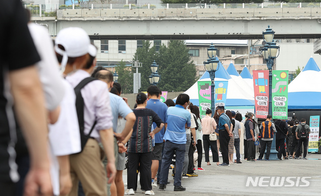 [서울=뉴시스] 백동현 기자 = 코로나19 신규 확진자가 1,275명(국내발생 1,227명, 해외유입 48명)이 집계된 8일 오전 서울 중구 서울역광장에 마련된 코로나19 임시선별검사소에서 시민들이 검사를 받기 위해 대기하고 있다. 2021.07.08 livertrent@newsis.com