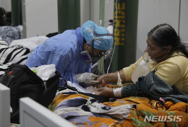 [아레키파(페루)=AP/뉴시스] 지난달 24일(현지시간) 페루 아레키파 병원에서 한 여성이 코로나19 치료를 받고 있다. 2021.07.13.