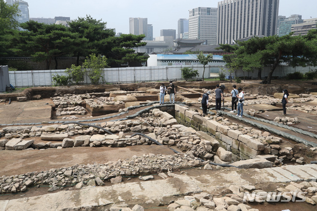 [서울=뉴시스]조수정 기자 = 문화재청 관계자가 8일 오전 서울 종로구 경복궁 동궁 권역에서 발굴된 150년 전(추정) 선진 정화시설을 갖춘 공중화장실 유구(遺構) 현장에 대해 설명하고 있다. 가운데 직사각형 석조 공간이 화장실 유구, 왼쪽으로 난 두갈래 물길은 출수구, 오른쪽 아래는 입수구다. 2021.07.08. chocrystal@newsis.com