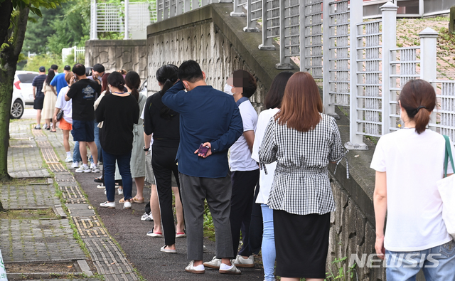 [수원=뉴시스] 김종택기자 = 코로나19 확진자가 폭증하고 있는 8일 오전 경기도 수원시 권선구 보건소에 마련된 코로나19 임시선별 검사소에서 시민들이 검사를 받기 위해 줄 서 대기하고 있다. 2021.07.08. jtk@newsis.com