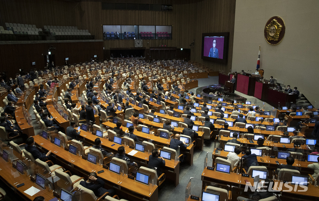 [서울=뉴시스] 전신 기자 = 김부겸 국무총리가 8일 서울 여의도 국회에서 열린 본회의에서 2차 추가경정예산(추경)안 관련 시정연설을 하고 있다. (공동취재사진) 2021.07.08. photo@newsis.com