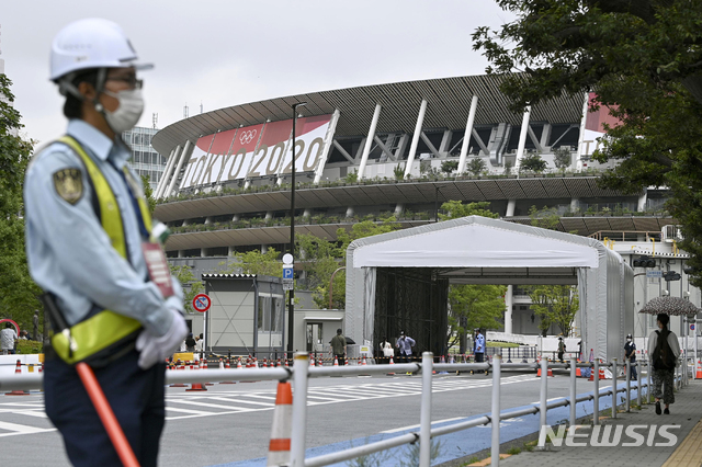 [도쿄=AP/뉴시스]8일 일본 도쿄 소재 국립경기장 밖에서 마스크를 쓴 경비원이 서 있다. 2021.07.08.