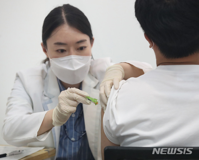 [서울=뉴시스] 조수정 기자 = 8일 오후 서울 한 코로나19 예방접종센터에서 접종 대상자가 백신을 접종하고 있다. 7일까지 누적 1차 접종자는 1547만 6019명으로 전체 인구 5134만 9116명(2020년 12월 주민등록 거주자 인구)의 약 30.1%, 권장 접종 횟수를 완료한 사람은 555만 3120명으로 전 국민의 10.8%다. 2021.07.08. chocrystal@newsis.com