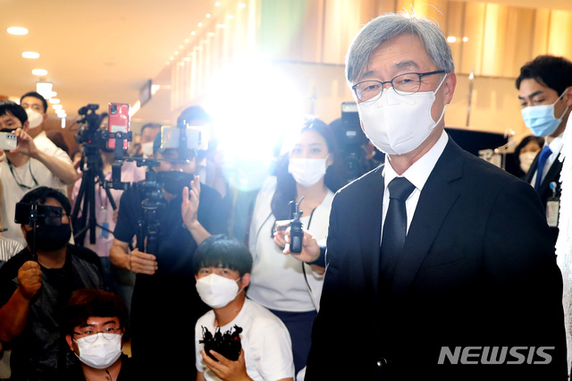 [서울=뉴시스] 국회사진기자단 = 최재형 전 감사원장이 8일 오전 서울 서대문구 연세대학교 세브란스병원 장례식장에 마련된 부친 최영섭 예비역 해군 대령 빈소 앞에서 윤석열 전 검찰총장이 빈소 조문을 위해 다녀간 뒤 취재진을 만나 입장을 밝히고 있다. 2021.07.08. photo@newsis.com 