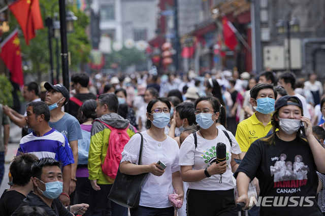 [베이징=AP/뉴시스] 8일(현지시간) 중국 베이징에서 대부분 마스크를 착용한 사람들이 인기 쇼핑 거리를 활보하고 있다. 2021.07.08