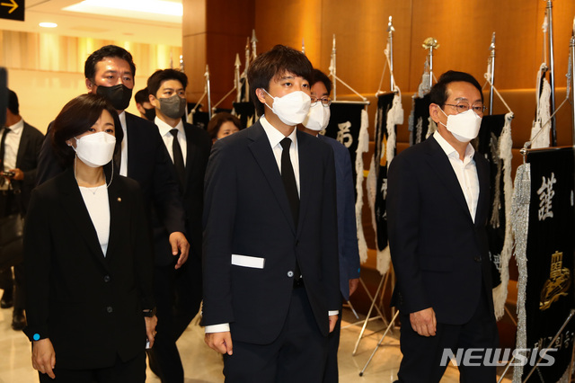 [서울=뉴시스] 국회사진기자단 = 국민의힘 이준석 대표가 8일 서울 서대문구 연세대학교 세브란스병원 장례식장에 마련된 최재형 전 감사원장의 부친 최영섭 예비역 해군 대령 조문을 위해 빈소로 이동하고 있다. 2021.07.08. photo@newsis.com