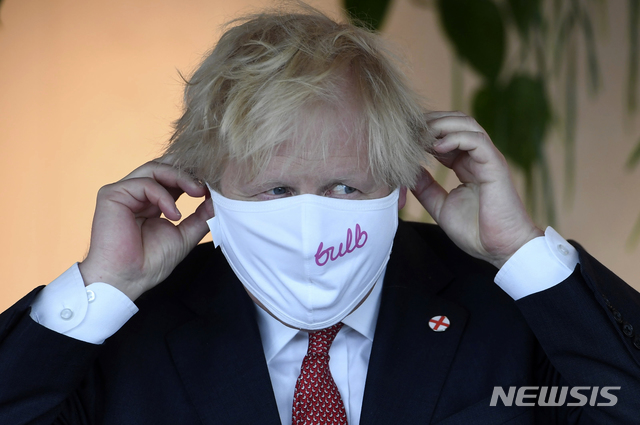 [런던=AP/뉴시스] 7월 8일(현지시간) 보리스 존슨 영국 총리가 마스크를 착용하고 런던의 한 에너지 회사를 방문하고 있다. 2021.07.08 