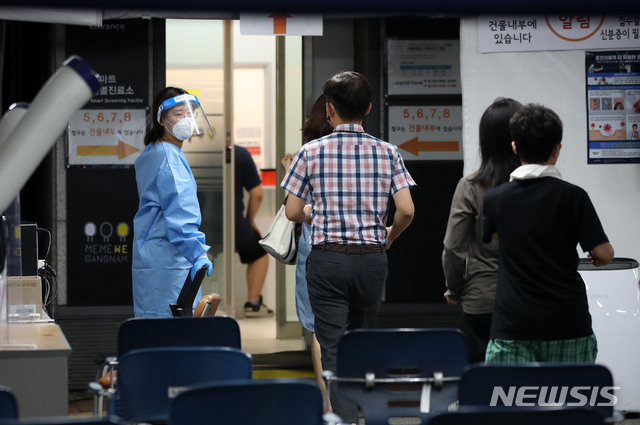 [서울=뉴시스] 고범준 기자 = 8일 오후 서울 강남구보건소에 설치된 선별진료소에서 의료진들이 분주히 움직이고 있다. 방역당국과 서울시 등 각 지방자치단체에 따르면 이날 0시부터 오후 6시까지 전국에서 새로 양성 판정을 받은 코로나19 확진자는 총 1,039명으로 집계됐다. 2021.07.08. bjko@newsis.com