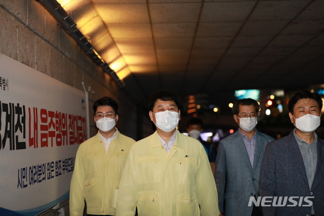 [서울=뉴시스]구윤철 국무조정실장이 8일 서울 청계천을 찾아 수도권 방역상황에 대한 현장 점검에 나선 모습. 2021.07.09.(사진 = 국무총리실 제공) 