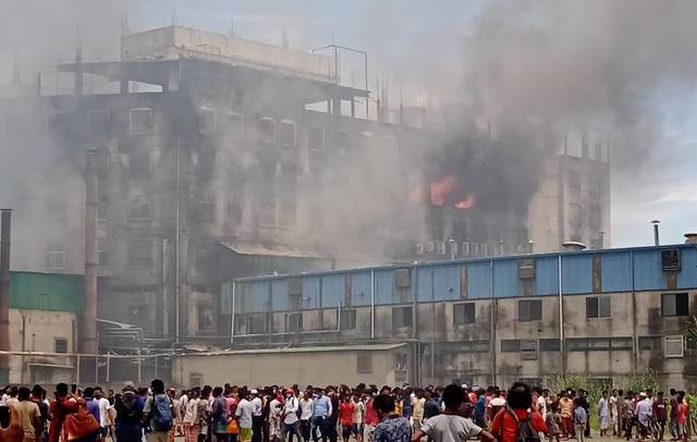 [서울=뉴시스]지난해 7월 방글라데시 수도 다카 외곽의 한 공장에서 큰 화재가 발생해 최소 52명의 노동자가 사망하고 약 50명이 부상했다고 방글라데시의 다카 트리뷴이보도했다. 다카 외곽의 공업도시 루프간즈에 있는 6층짜리 하셈 식음료 공장의 화재 모습. <사진출처 : 방글라데시 다카 트리뷴> 2021.7.9