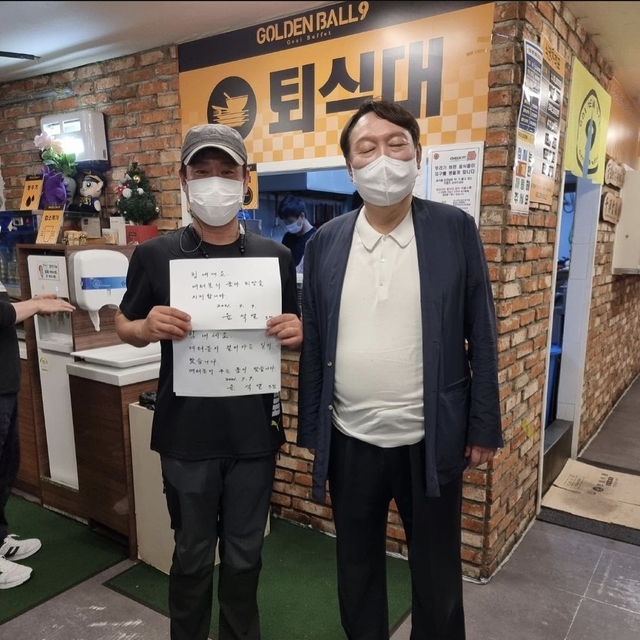 [서울=뉴시스] 서울 노량진에 위치한 한 식당이 SNS에 윤석열 전 검찰총장의 방문 사실을 9일 공개했다. 2021.07.09. (사진=인스타그램 캡처) *재판매 및 DB 금지