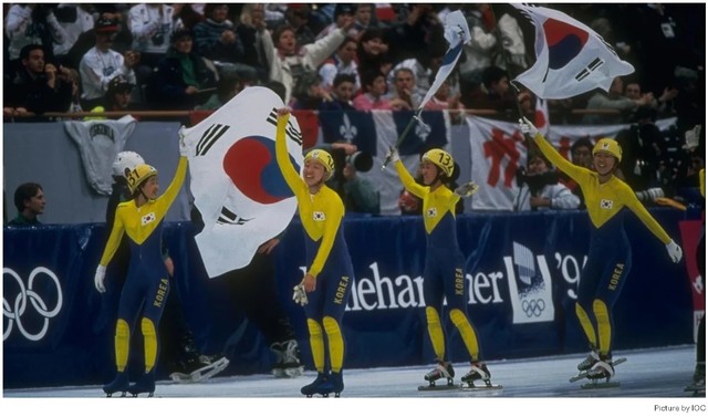 1994년 릴레함메르 올림픽 쇼트트랙 3000m 계주에서 금메달을 차지한 한국 대표팀. 왼쪽 131번이 김윤미. (IOC 누리집 갈무리) *재판매 및 DB 금지