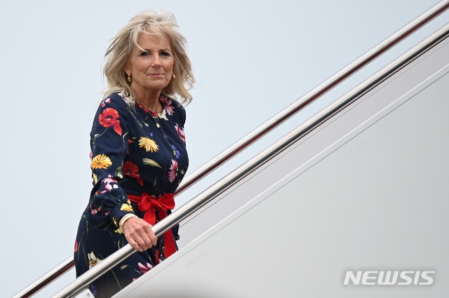 [앤드루스공군기지=AP/뉴시스]조 바이든 미국 대통령의 부인인 질 바이든 여사가 지난 8일 메릴랜드주 앤드루스 공군기지에서 비행기에 탑승하기 전 카메라쪽을 바라보고 있다. 2021.07.21.