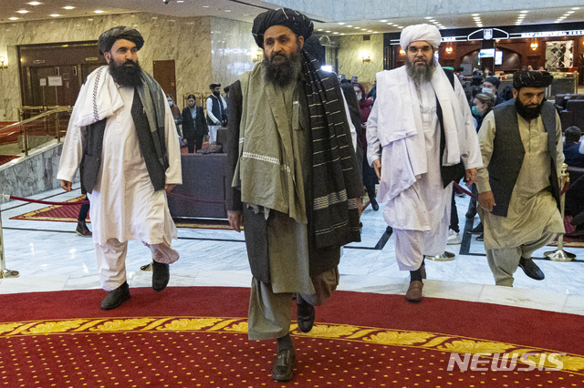 [모스크바=AP/뉴시스] 탈레반 공동창설자인 물라 압둘 가니 바라다르(가운데)와 다른 대표들이 지난 3월 18일 러시아 모스크바에서 열린 평화포럼 회의장에 도착하고 있다. 2021.07.28