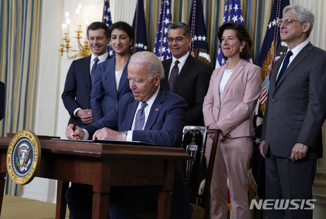 [워싱턴=AP/뉴시스] 조 바이든 미국 대통령이 9일(현지시간) 워싱턴 백악관에서 독과점을 막고 경쟁을 촉진하는 내용의 행정명령에 서명하고 있다. 2021.07.10.