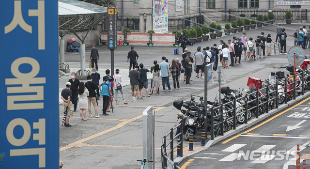 [서울=뉴시스] 권창회 기자 = 국내 코로나19 신규 확진자가 1324명으로 사흘 연속 1300명대를 기록한 11일 오전 서울 중구 서울역 인근에 마련된 임시선별진료소에서 시민들이 검사를 받기 위해 길게 줄을 서있다. 2021.07.11. kch0523@newsis.com