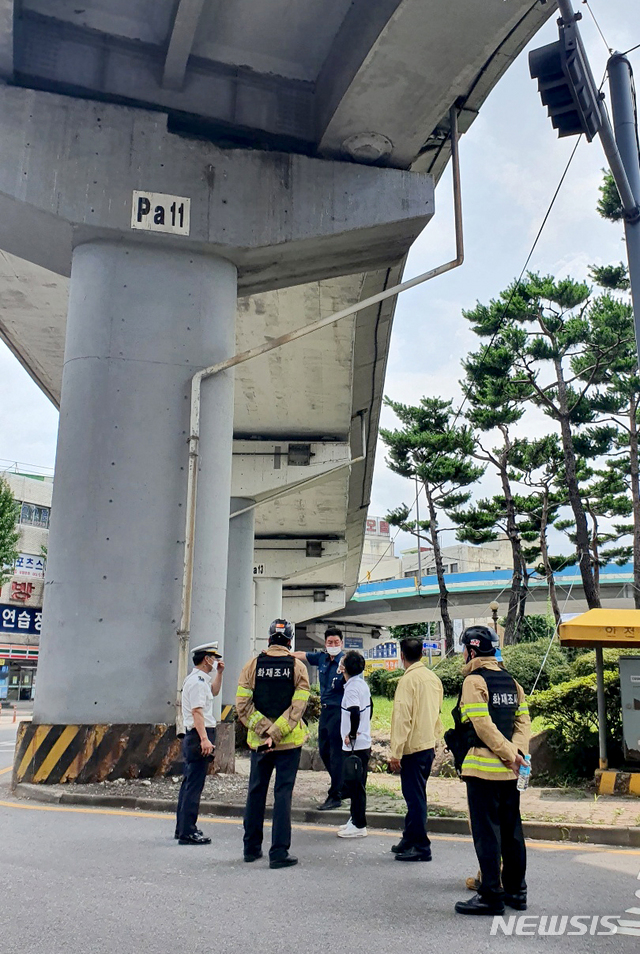 [광주=뉴시스] 구용희 기자 = 11일 오전 광주 북구 운암동 동운고가(경신여고~운암동 방향)에서 이상 소음이 들린다는 민원이 접수돼 경찰 등 관계당국이 주변 통행을 통제하고 정확한 경위를 파악하고 있다. 사진은 시멘트 덩어리 등이 낙하했다는 목격자 주장이 제기된 교각. 2021.07.11. persevere9@newsis.com