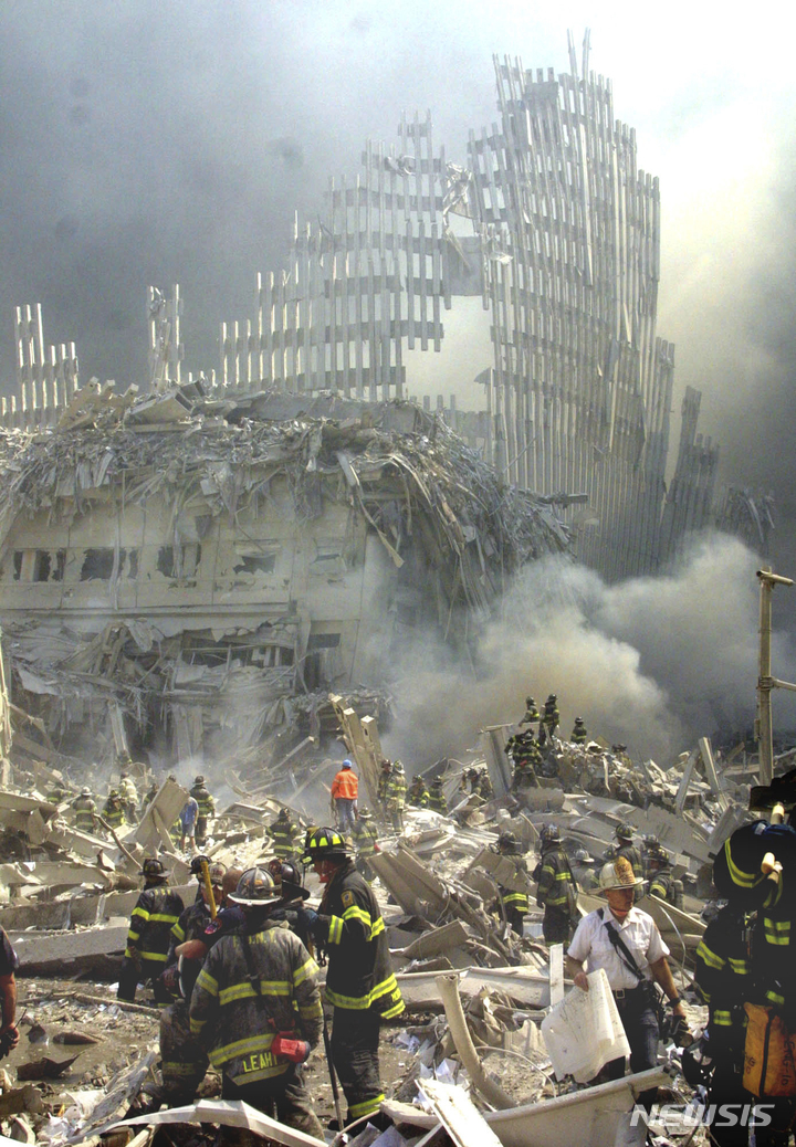 [뉴욕= AP/뉴시스] 2001년 뉴욕 맨해튼의 세계무역센터 9.11테러후 현장 모습을 촬영한 12월 21일자 사진.  당시 이곳에서 사라진 사람들의 유해 일부가 20년이 지난 최근에도 2명 더 나왔을 정도로 피해가 극심했다. 