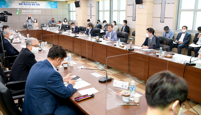 [안동=뉴시스] 12일 경북바이오산업연구원(안동)에서 '경북 백신산업 활성화 및 발전 방안'이라는 주제로 '경북 백신산업 발전 포럼'이 진행되고 있다. (사진=경북도 제공) 2021.07.12 *재판매 및 DB 금지