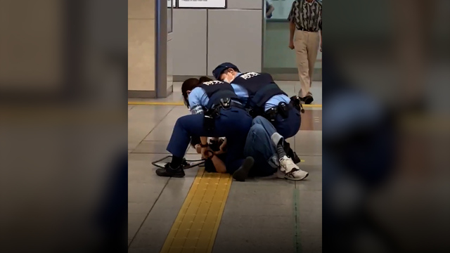 지난 10일 일본 나고야역에서 흉기를 든 남성을 출동한 철도경찰이 제압하는 모습. 출처: 트위터 이용자 ryo0205k *재판매 및 DB 금지