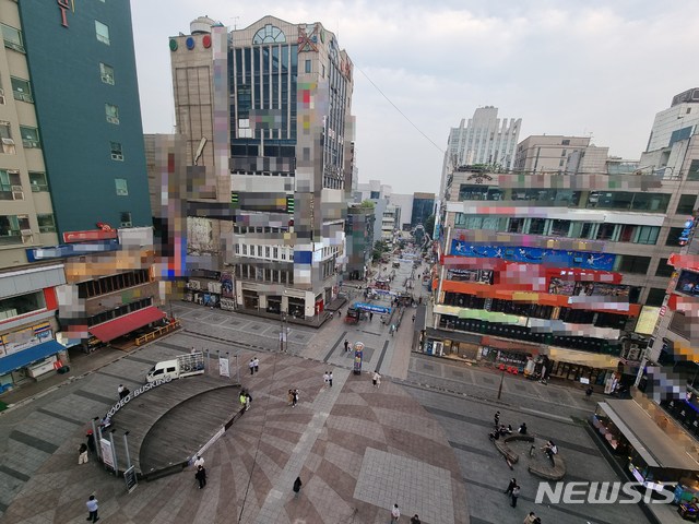 [인천=뉴시스] 김동영 기자 = 12일 오전 사회적 거리두기 4단계로 한산한 인천 남동구 구월동 로데오거리. 2021. 7.12. dy0121@newsis.com